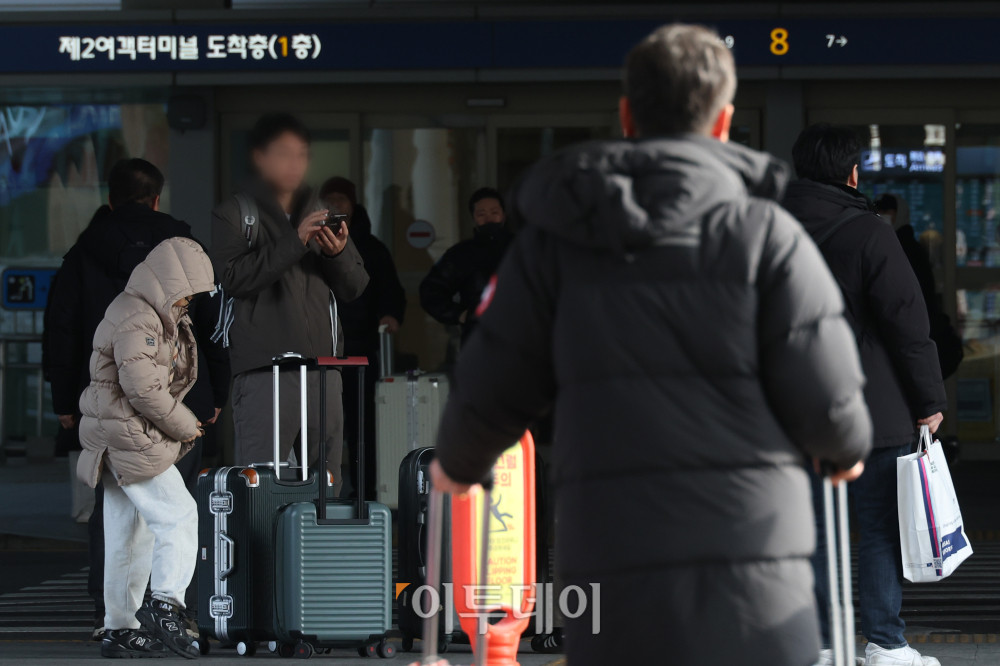 ▲한파가 길게 이어지고 있는 26일 인천국제공항에서 여행객들이 두터운 옷차림으로 발걸음을 서두르고 있다. (고이란 기자 photoeran@)