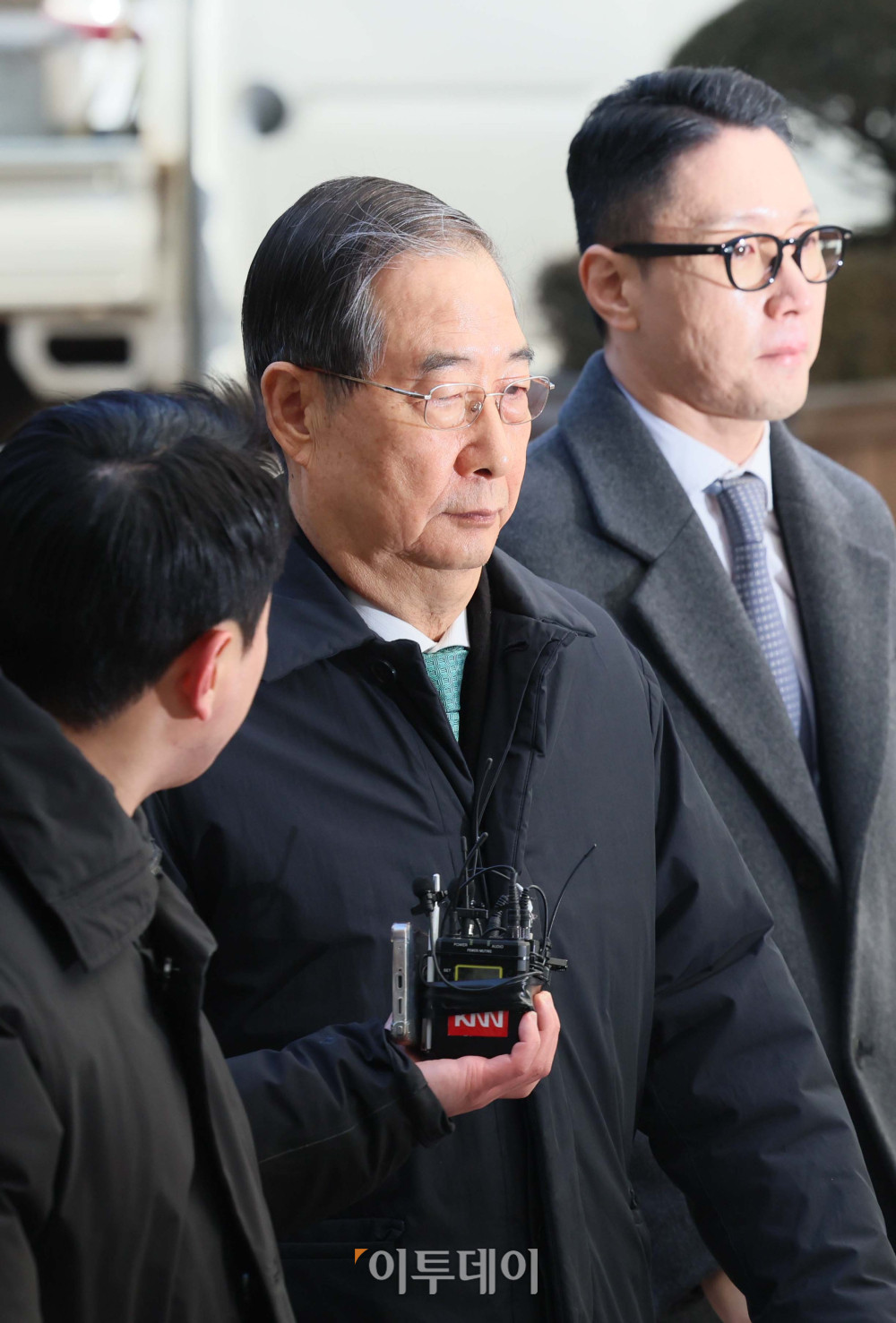 ▲한덕수 전 국무총리가 지난 21일 서울 서초구 서울중앙지방법원에서 열린 내란 우두머리 방조, 내란 중요임무 종사 혐의 사건 1심 선고공판에 출석하고 있다. 신태현 기자 holjjak@  (이투데이DB)