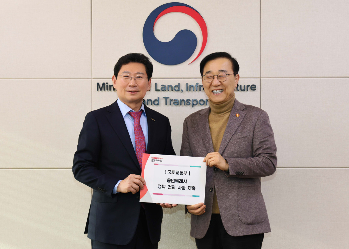 ▲이상일 용인특례시장이 26일 정부세종청사에서 김윤덕 국토교통부 장관에게 중부권광역급행철도(JTX) 조기 추진 공동건의문을 전달하고 있다. 이날 건의에는 7개 시·군 지자체장이 참여해 470만 시민의 교통편의 증진을 위한 9조 원 규모 철도사업 추진을 촉구했다. (용인특례시)