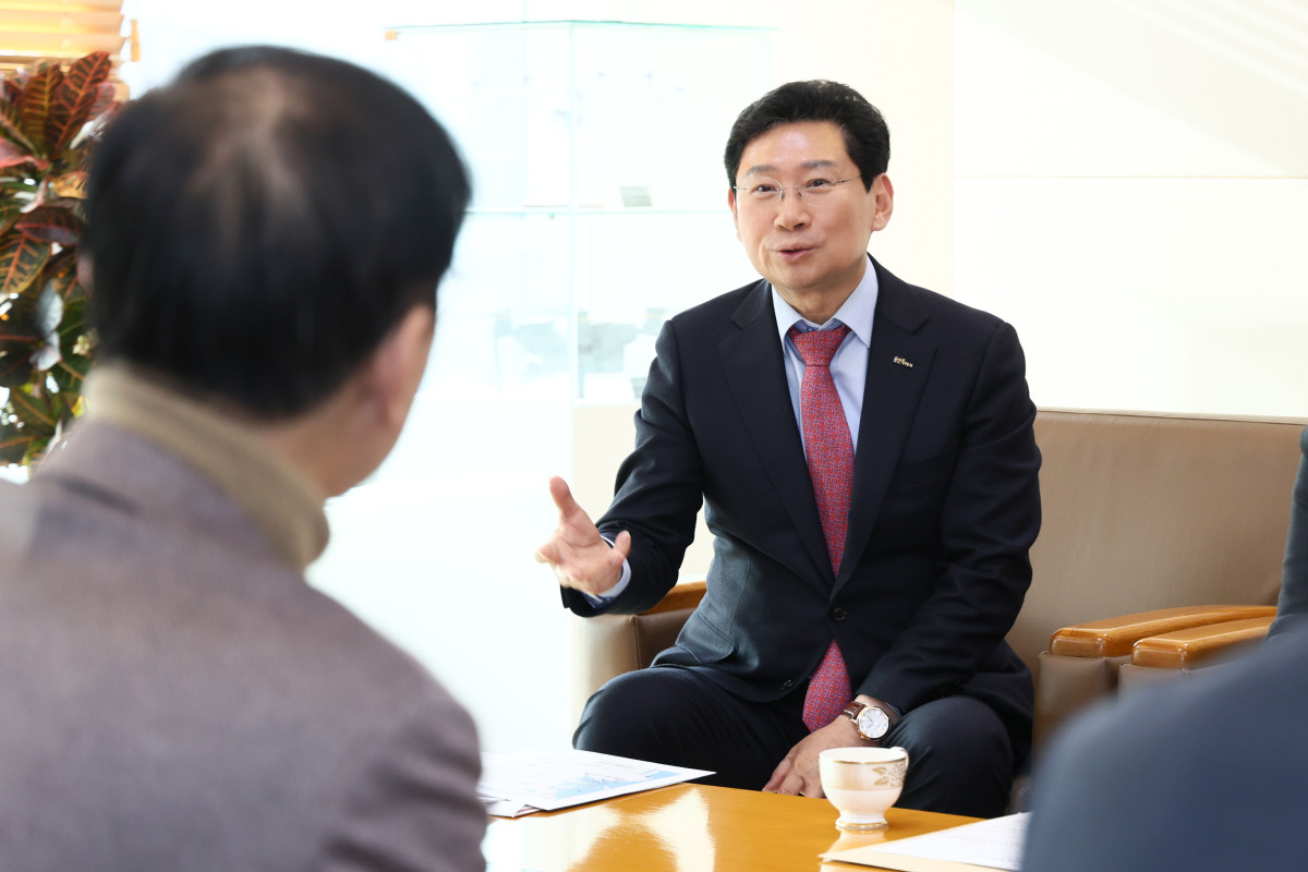 ▲이상일 용인특례시장이 26일 정부세종청사에서 김윤덕 국토교통부 장관에게 중부권광역급행철도(JTX) 조기 추진 공동건의문을 전달하고 있다. 이날 건의에는 7개 시·군 지자체장이 참여해 470만 시민의 교통편의 증진을 위한 9조 원 규모 철도사업 추진을 촉구했다. (용인특례시)