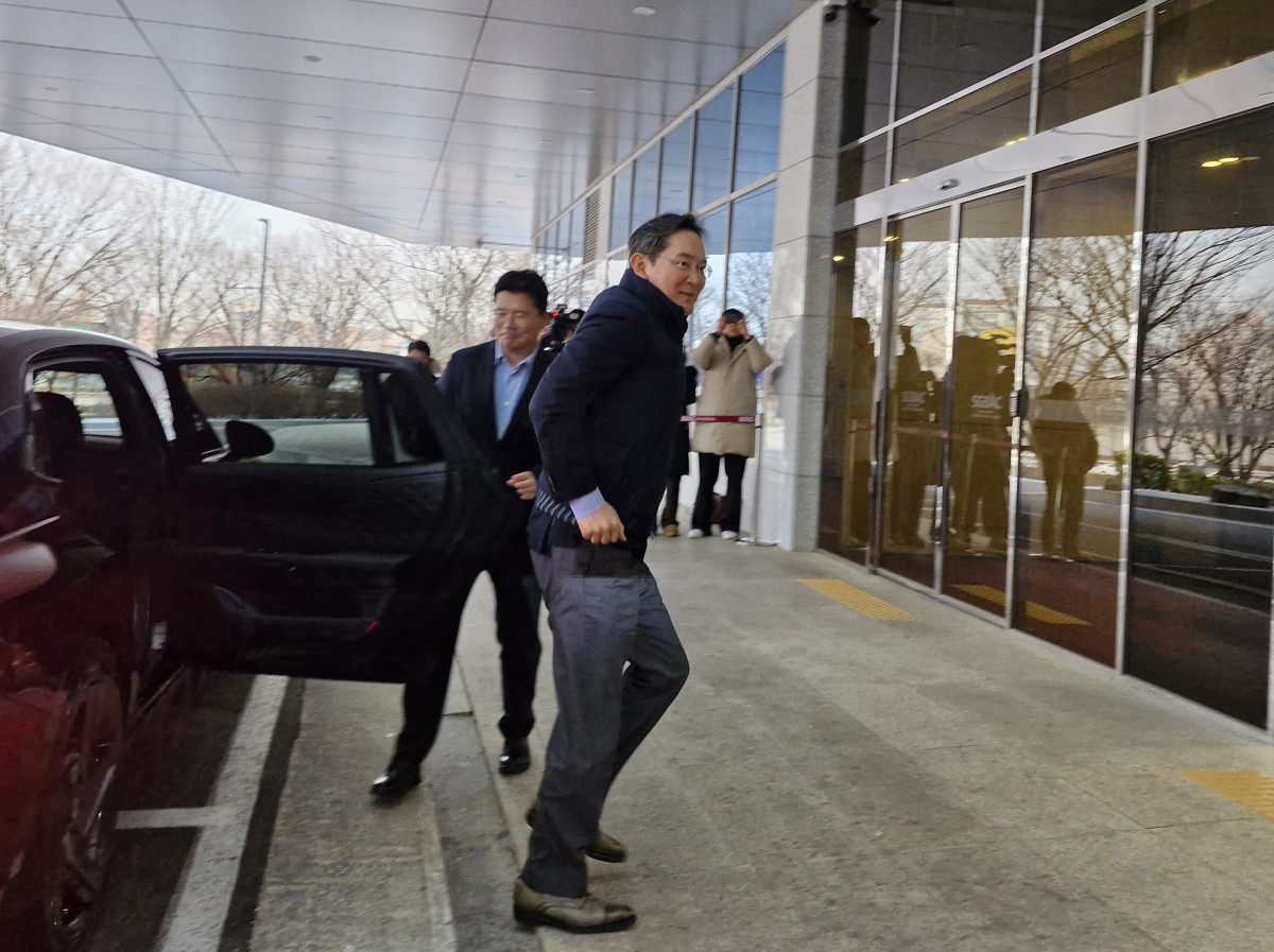 ▲이재용 삼성전자 회장이 오는 28일 미국 워싱턴에서 열리는 '이건희 컬렉션' 갈라 행사에 참석하기 위해 26일 서울 김포 비즈니스 항공센터(SGBAC)를 통해 출국하고 있다.  (손희정 기자 sonhj1220@)