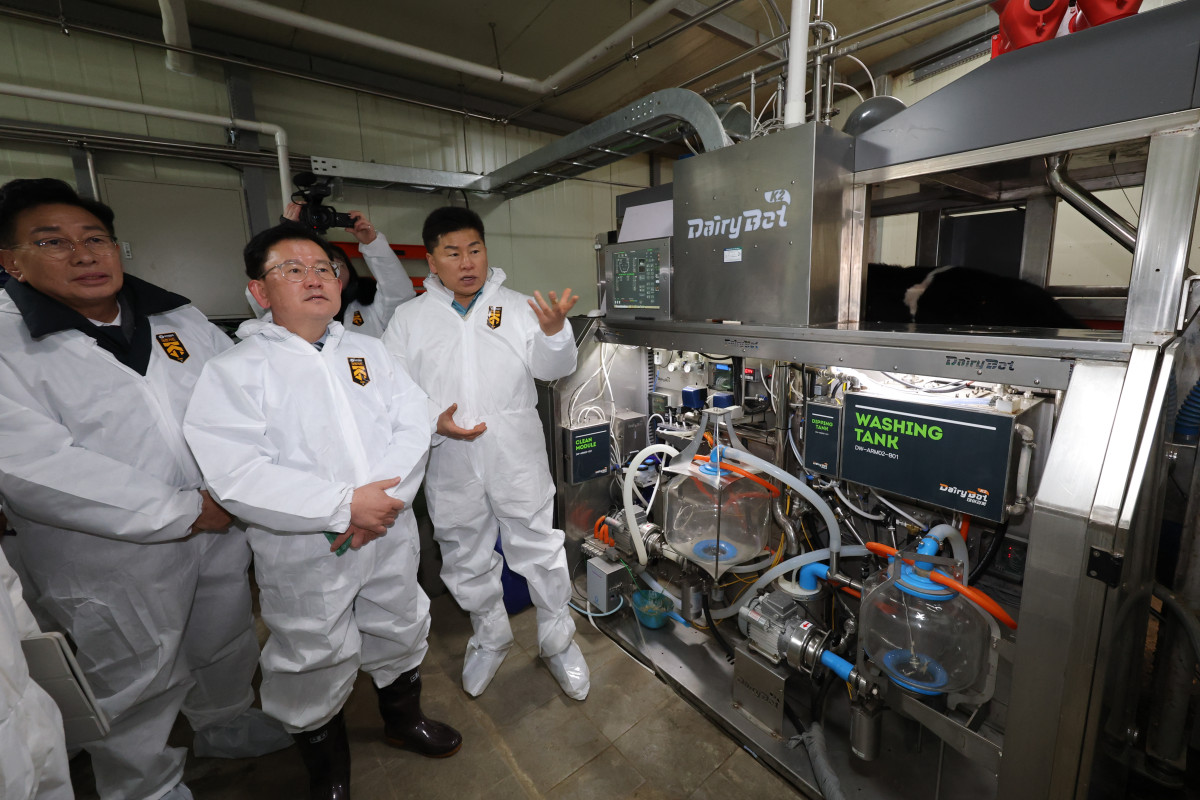 ▲이승돈 농촌진흥청장(가운데)이 26일 경기도 양평군 로봇착유기 도입 농가를 찾아 국산 로봇착유기 운영 현황과 노동력 절감 효과를 확인하고 있다. (사진제공=농촌진흥청)