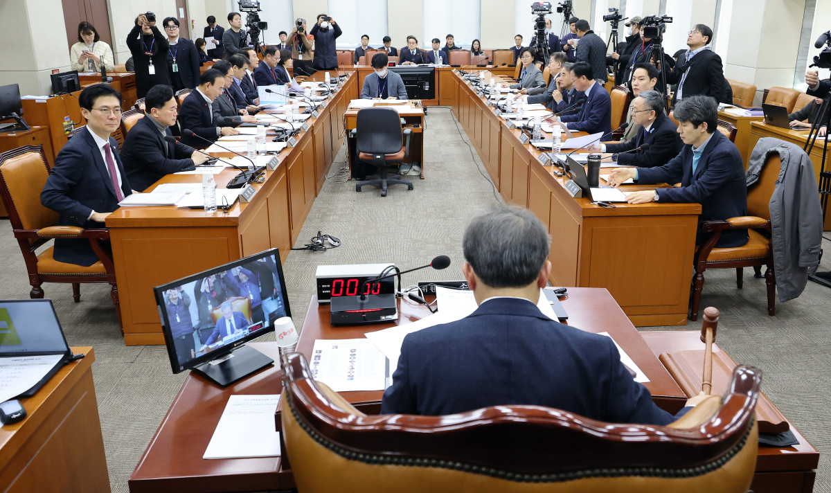 ▲송기헌 정치개혁특별위원회 위원장이 26일 국회에서 열린 전체회의에서 의사봉을 두드리고 있다. 사진=연합뉴스