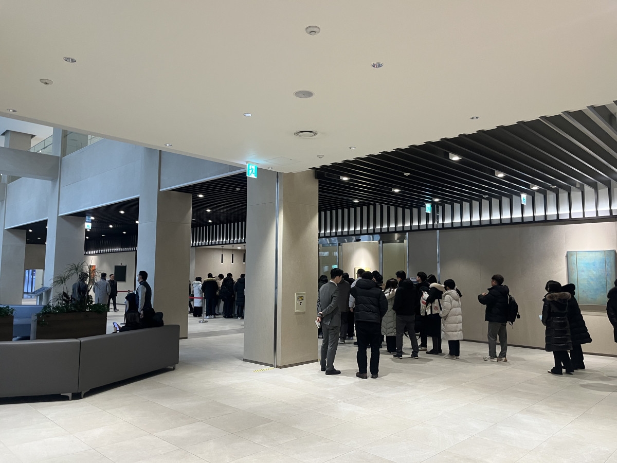 ▲26일 증권업계 관계자들이 한국거래소 1층 컨퍼런스 홀에서 개최되는 설명회 참석을위해 줄을 서고 있는 모습. (사진=임하은 기자)