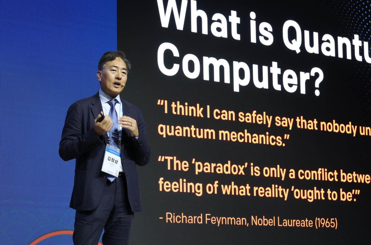 ▲지난 해 경북 경주 라한셀렉트에서 열린 '제48회 대한상의 하계포럼'에서 김정상 듀크대 교수(아이온큐 공동창업자)가 '양자컴퓨터와 첨단기술의 미래'라는 주제로 강연을 하고 있다.  (출처=뉴시스)