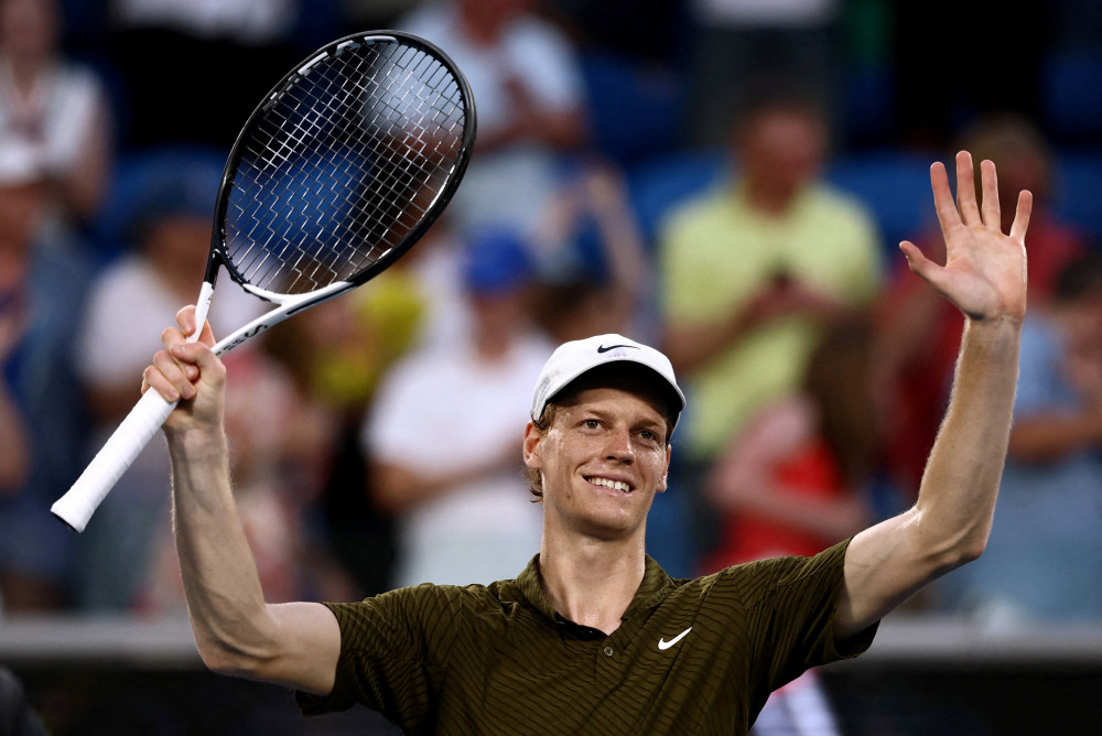 ▲이탈리아의 야닉 시너가 26일(현지시간) 호주 멜버른 멜버른파크에서 열린 호주오픈 테니스 대회 남자 단식 4회전에서 같은 이탈리아 선수 루치아노 다르데리를 상대로 승리한 뒤 기뻐하고 있다. (로이터/연합뉴스)