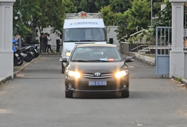 ▲26일(현지시간) 오후 베트남 호찌민시 법의학센터에서 이해찬 민주평화통일자문회의 수석부의장의 시신을 실은 장례차(흰색) 등 차량 행렬이 경찰 오토바이들의 호위 속에 떤선 국제공항으로 향하고 있다.  (연합뉴스)