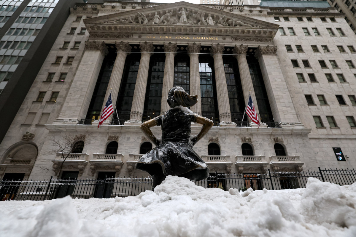 ▲26일(현지시간) 뉴욕증권거래소(SYSE) 앞 ‘용감한 소녀상’이 눈으로 덮여 있다.  (뉴욕/로이터연합뉴스)
