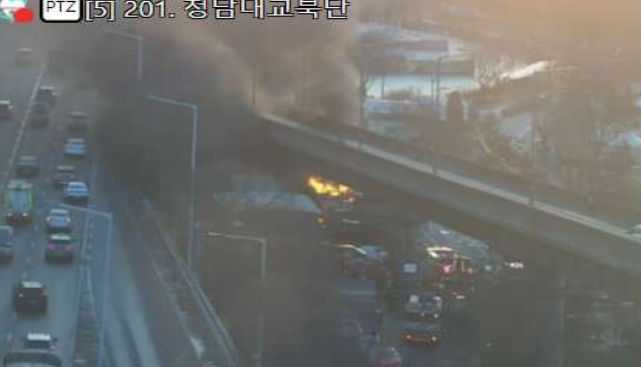 ▲[속보] 강변북로 청담대교 인근 한강시민공원 화재…연기 주의 (출처=서울특별시 교통정보센터 홈페이지)
