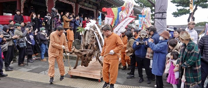 ▲2024년 제주시 제주목 관아에서 열린 '탐라국 입춘굿'에서 올해 무사 안녕과 풍요를 기원하는 '낭쉐(나무소) 몰이'가 열리고 있다. (사진제공=뉴시스)