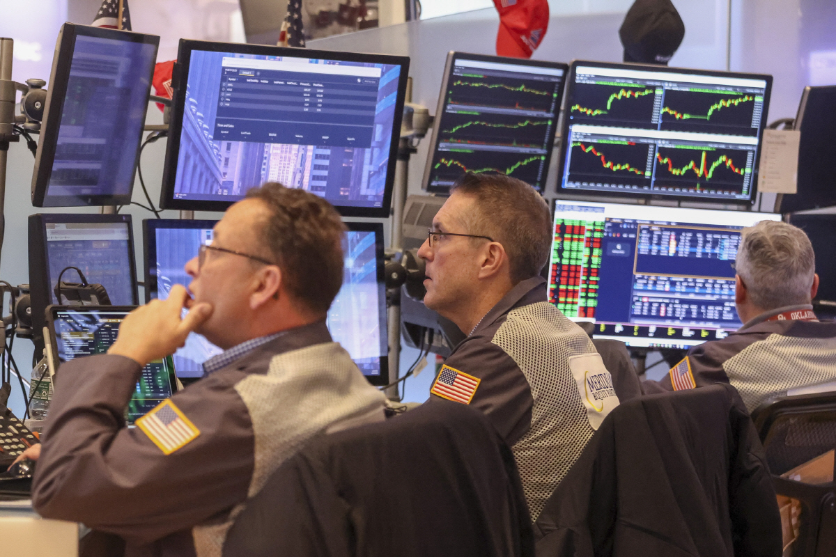 ▲미국 뉴욕증권거래소(NYSE)에서 26일(현지시간) 트레이더들이 근무하고 있다. 뉴욕/EPA연합뉴스