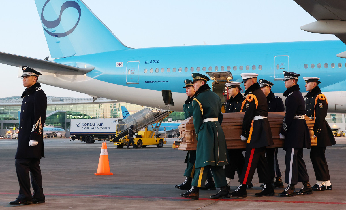 ▲ 고(故) 이해찬 전 국무총리의 시신이 27일 인천국제공항에 도착해 빈소가 마련된 서울대병원 장례식장으로 운구되고 있다. 사진=연합뉴스