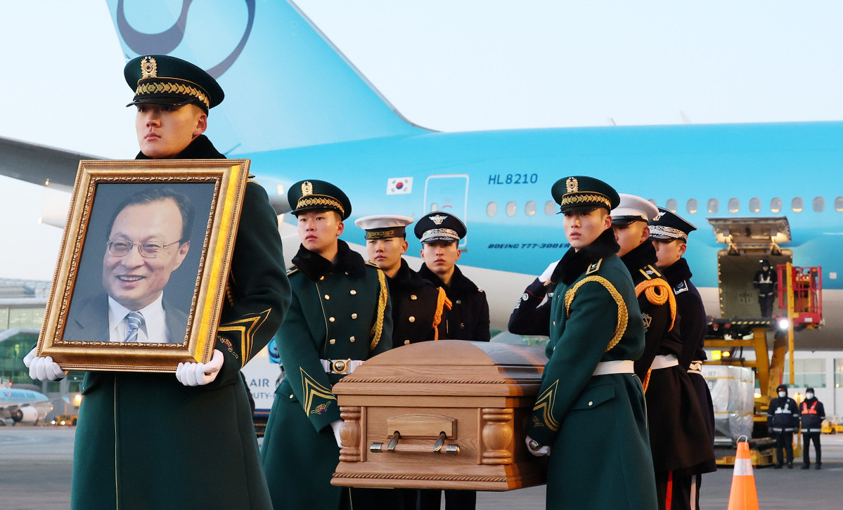 ▲고 이해찬 전 국무총리의 시신이 27일 인천국제공항에 도착, 빈소가 마련된 서울대병원 장례식장으로 운구되고 있다.  (연합뉴스)