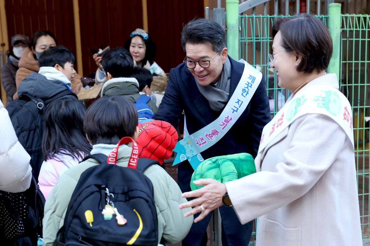 ▲초등학생들과 소통하고 있는 정원오 성동구청장 모습 (성동구청)