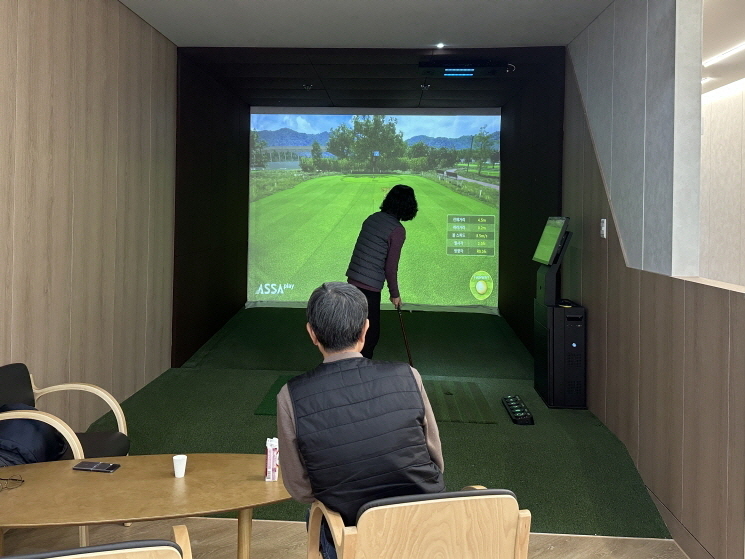 ▲여의도 브라이튼 스포츠 라운지 내부(실내 파크골프장) (영등포구청)