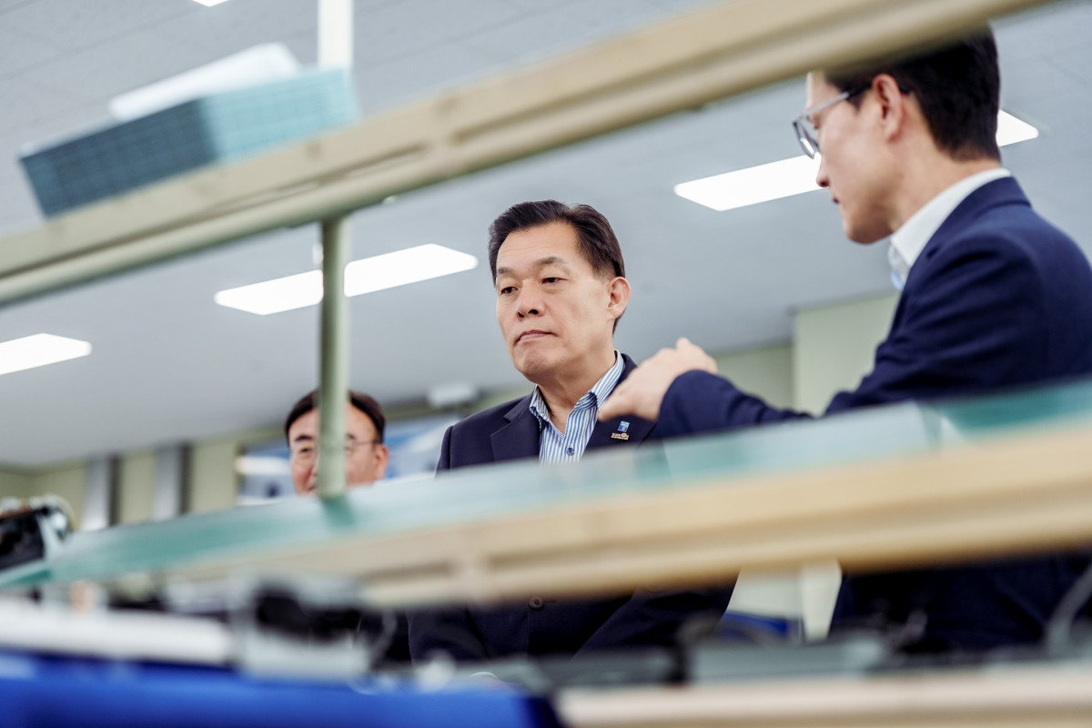▲이재준 수원특례시장이 2025년 5월 미국 수출 비중 70%를 차지하는 수원시 중소제조기업을 방문해 업체 관계자로부터 수출 애로사항을 청취하고 있다. (수원특례시)