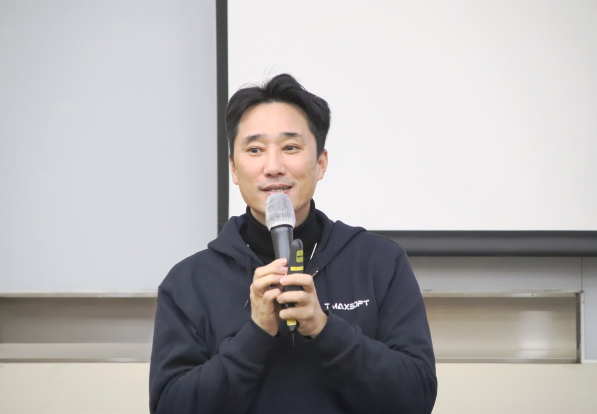 ▲이형용 티맥스소프트 대표이사가 26일 경기 성남시 분당구 사옥에서 열린 ‘전사 사업전략 워크숍’에 참석해 인사말을 하고 있다. (사진제공=티맥스소프트)