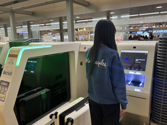 ▲여객이 안면인식 셀프백드랍 서비스를 사용하고 있다. (사진제공=인천국제공항공사)