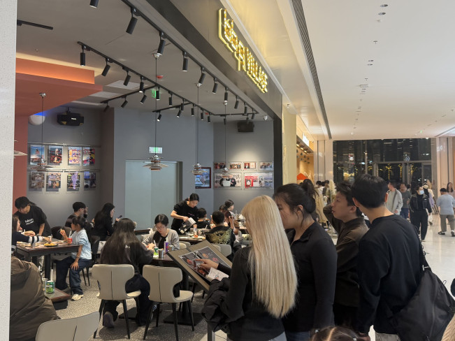 ▲BBQ 빌리지 선전 화이더 완샹후이점을 방문한 고객들이 치킨 메뉴를 고르며 입장 순서를 기다리고 있다. (사진제공=제너시스BBQ 그룹)