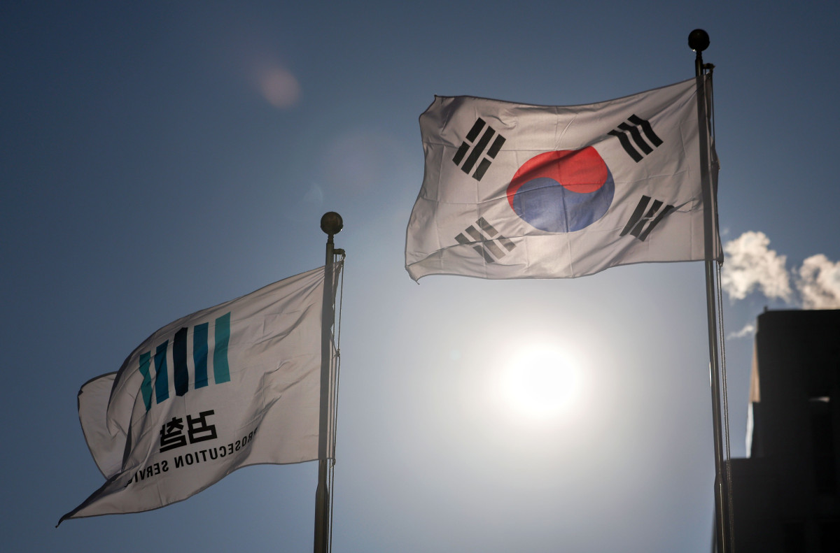 ▲ 서울 서초구 대검찰청에서 태극기와 검찰 깃발이 휘날리고 있다. (뉴시스)