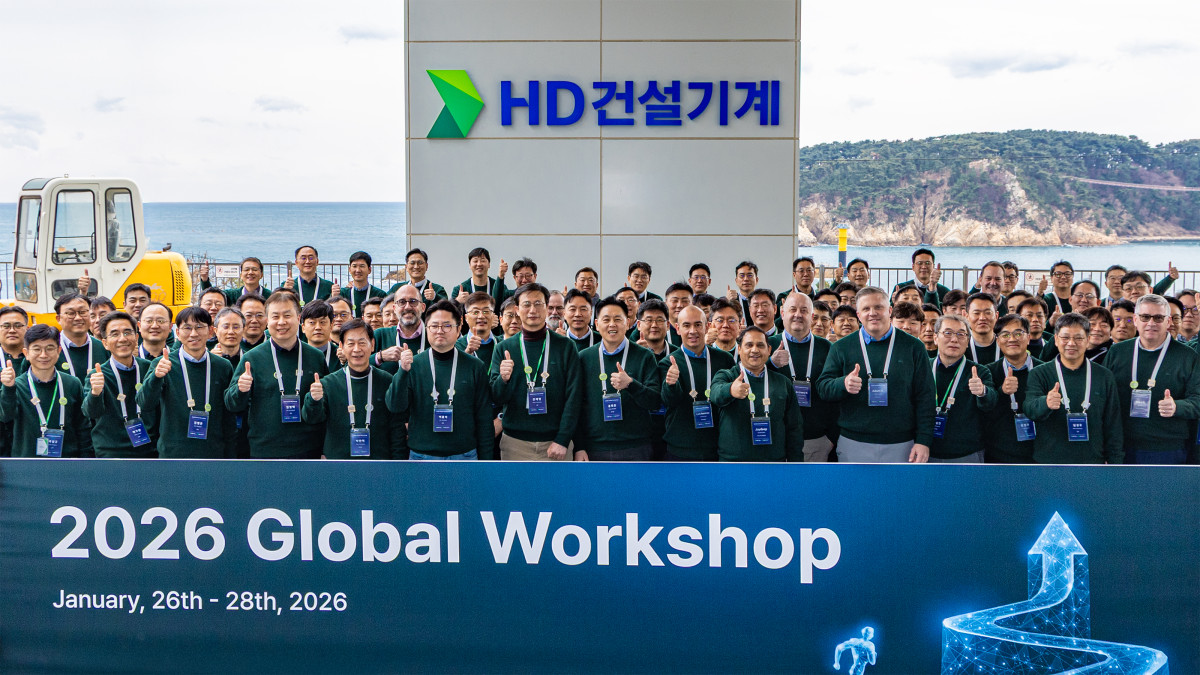 ▲26일부터 울산 동구 HD건설기계 GOC에서 진행된 ‘2026 글로벌 워크샵’에서 임직원과 해외 주재원들이 기념 촬영을 하고 있다. (사진= HD건설기계)