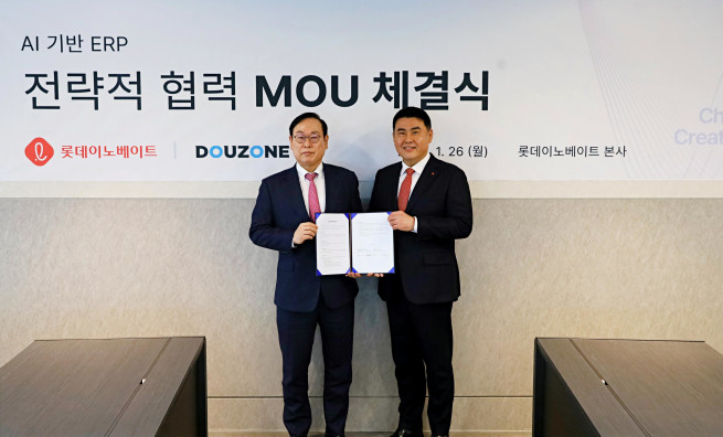 ▲더존비즈온은 26일 롯데이노베이트와 서울 금천구 롯데이노베이트 본사에서 ‘AI 기반 ERP 전략적 협력을 위한 MOU'를 체결했다. <왼쪽부터 이강수 더존비즈온 부회장, 김경엽 롯데이노베이트 대표>  (사진제공 = 더존비즈온)