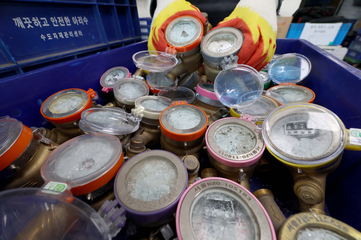 ▲한파가 계속되며 수도계량기 동파 피해가 속출하는 가운데 27일 서울 강북구 북부수도사업소에서 관계자가 동파된 계량기를 정리하고 있다. 신태현 기자 holjjak@