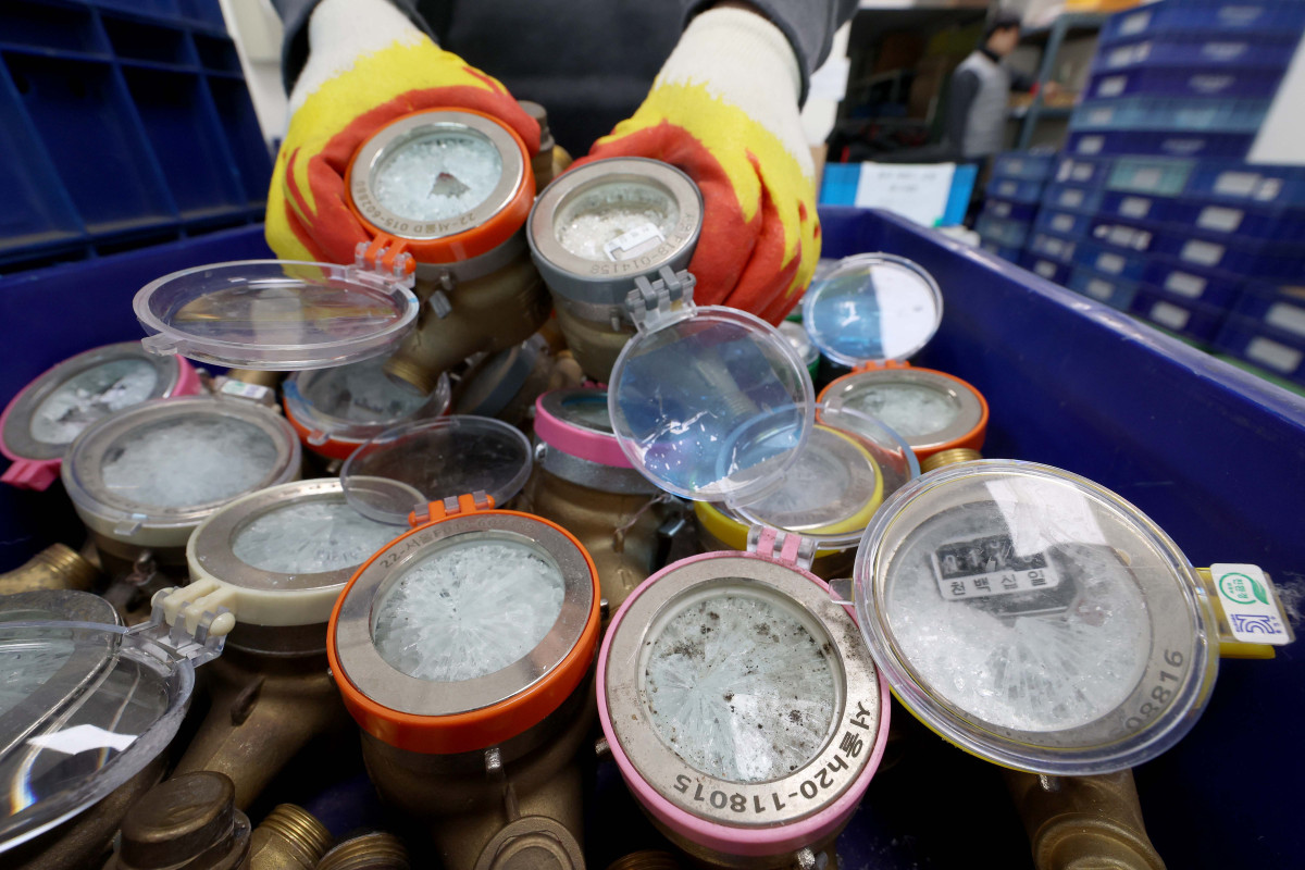 ▲한파가 계속되며 수도계량기 동파 피해가 속출하는 가운데 27일 서울 강북구 북부수도사업소에서 관계자가 동파된 계량기를 정리하고 있다. 신태현 기자 holjjak@