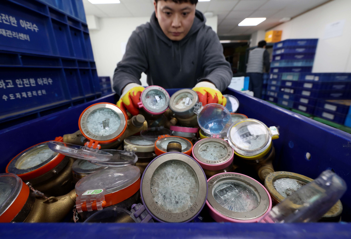 ▲한파가 계속되며 수도계량기 동파 피해가 속출하는 가운데 27일 서울 강북구 북부수도사업소에서 관계자가 동파된 계량기를 정리하고 있다. 신태현 기자 holjjak@