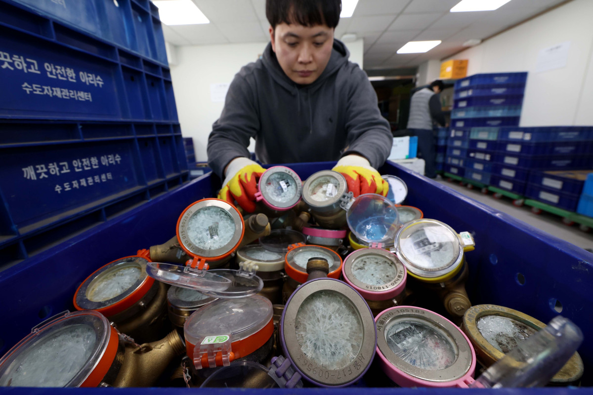 ▲한파가 계속되며 수도계량기 동파 피해가 속출하는 가운데 27일 서울 강북구 북부수도사업소에서 관계자가 동파된 계량기를 정리하고 있다. 신태현 기자 holjjak@