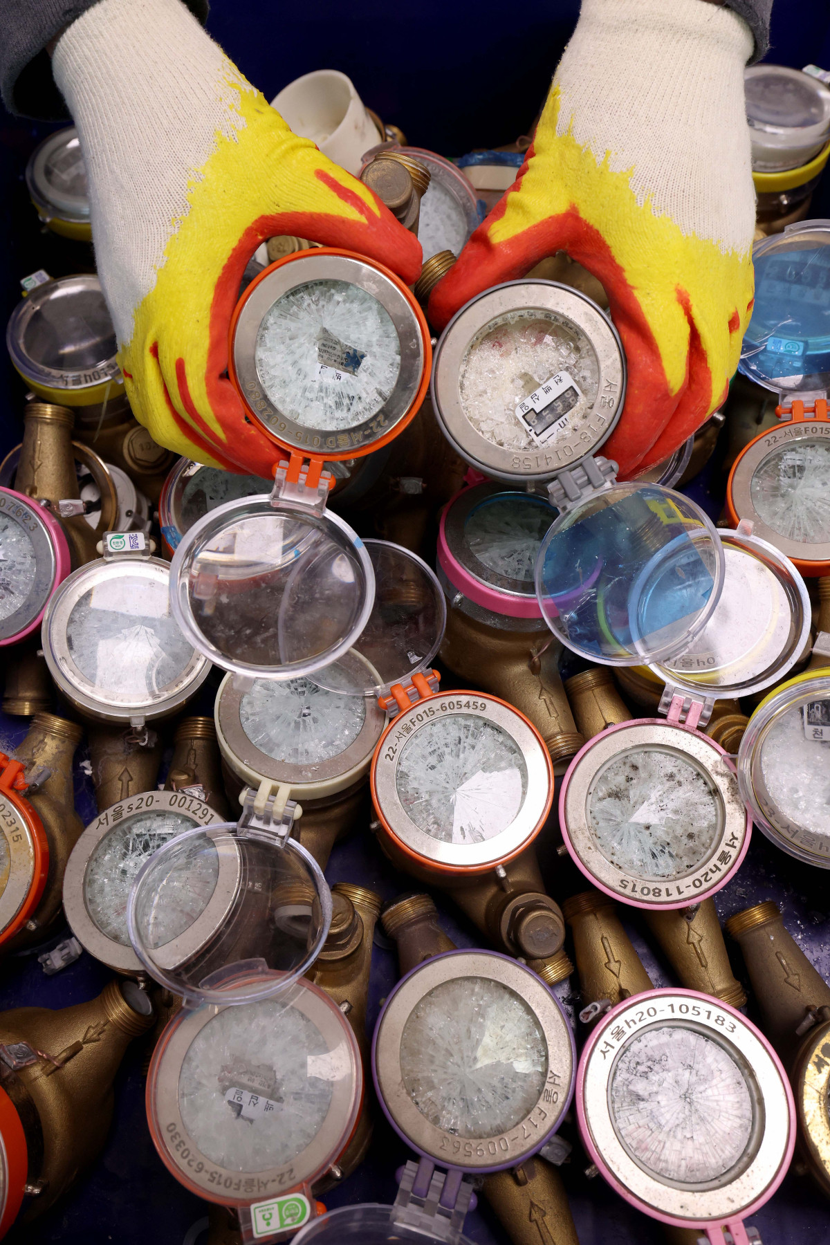 ▲한파가 계속되며 수도계량기 동파 피해가 속출하는 가운데 27일 서울 강북구 북부수도사업소에서 관계자가 동파된 계량기를 정리하고 있다. 신태현 기자 holjjak@