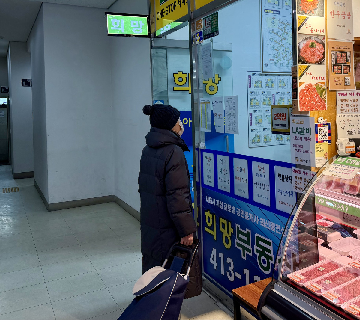 ▲강남구 도곡동 소재 공인중개소 사무소 앞에 한 시민이 매물 안내문을 보고 있다. (정유정 기자 @oiljung)