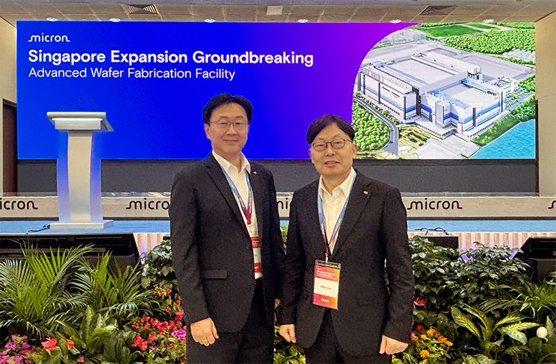▲오영주 한미 싱가포르 법인장(좌)과 이명호 한미반도체 부사장(우)이 27일 싱가포르에 위치한 마이크론 첨단 웨이퍼 제조공장 기공식에 참석했다. (사진제공=한미반도체)