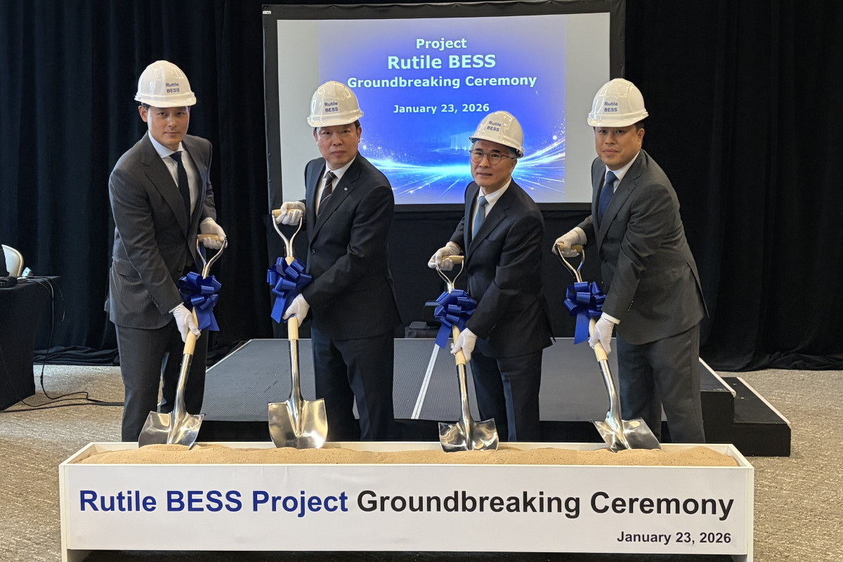 ▲23일(현지시간) 미국 텍사스 ‘루틸 BESS’ 착공식에서 관계자들이 기념촬영을 하고 있다.  (사진제공=한국남부발전)