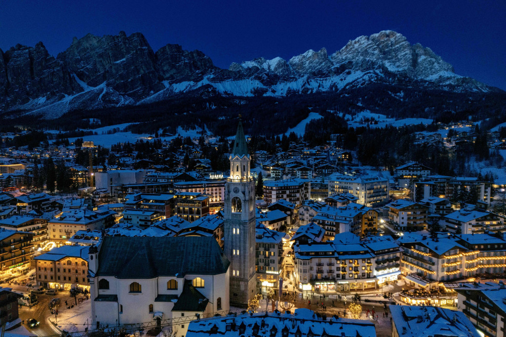 ▲26일(현지시간) 2026 밀라노·코르티나 동계올림픽 개최지인 이탈리아 북부 코르티나담페초를 내려다본 항공 사진에서 산티 필리포 에 자코모 소성당(Basilica Minore dei Santi Filippo e Giacomo)이 보이고 있다. (AFP/연합뉴스)