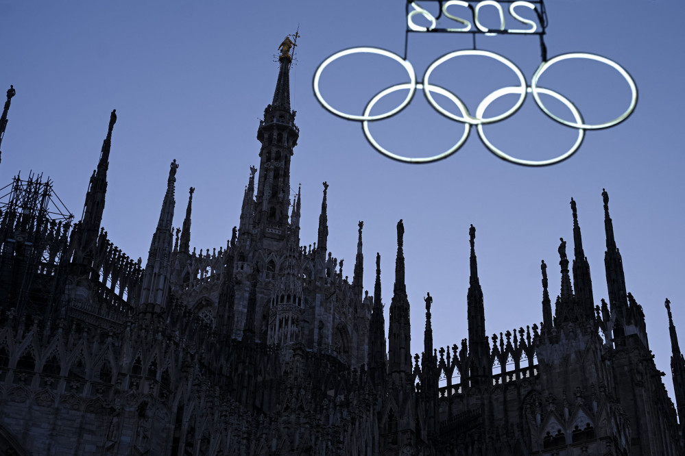 ▲26일(현지시간) 이탈리아 밀라노의 두오모 광장(Piazza Duomo)에 2026 밀라노·코르티나 동계올림픽을 앞두고 오륜 조명이 설치돼 있다. (AFP/연합뉴스)