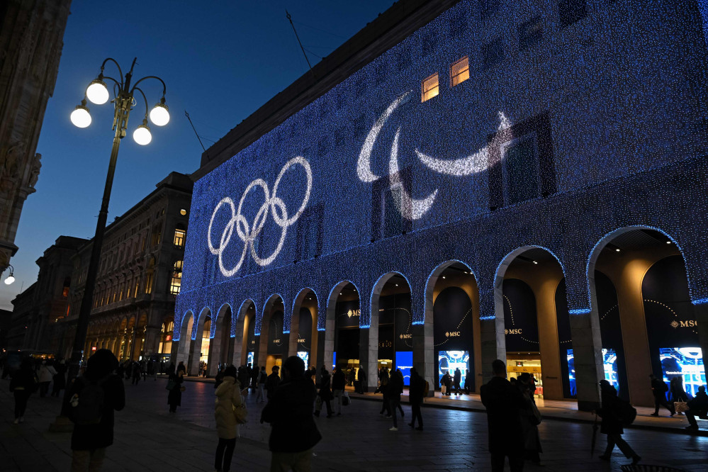 ▲26일(현지시간) 이탈리아 밀라노 두오모 광장(Piazza Duomo)에서 리나센테 백화점 외벽에 2026 밀라노·코르티나 동계올림픽 오륜과 패럴림픽 심벌이 설치돼 있다. (AFP/연합뉴스)