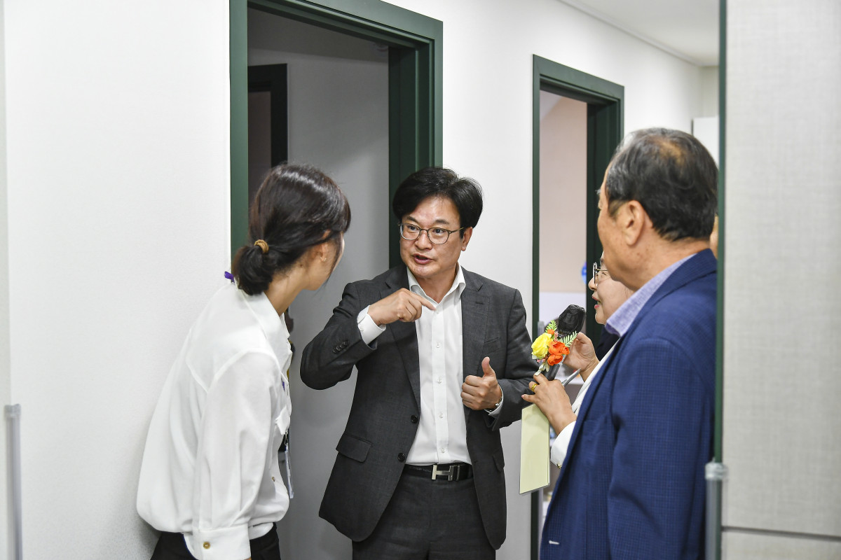 ▲김병수 김포시장(가운데)이 시 지원사업을 통해 개선 완료한 아파트 경비·청소 노동자 휴게시설을 점검하며 관계자들과 대화하고 있다. (김포시)