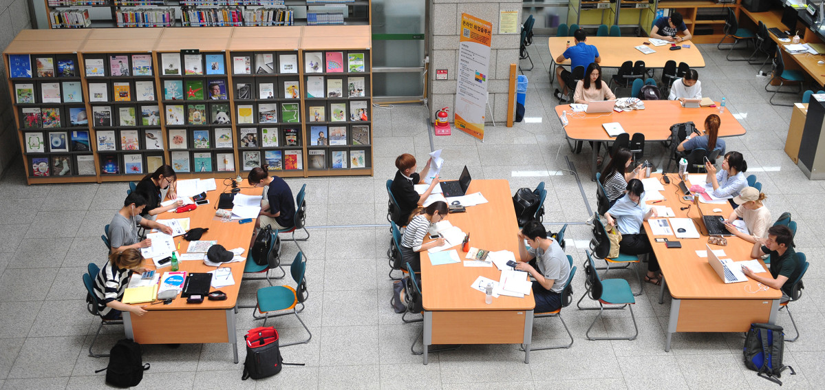 ▲서울 광진구 건국대학교 상허기념도서관에서 기말고사를 앞둔 대학생들이 공부를 하고 있다. (뉴시스)
