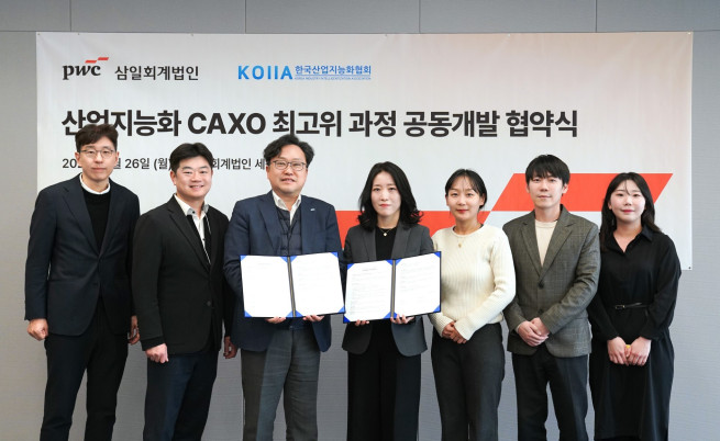▲지난 26일 삼일PwC와 한국산업지능화협회가 CAXO 최고위 과정을 위한 업무 협약을 체결한 가운데, 이승환(왼쪽부터) 삼일PwC AX노드 리더, 이용재 파트너, 이상진 한국산업지능화협회 본부장, 안지혜 파트너, 김태희, 최윤혁 한국산업지능화협회 센터장, 조혜윤 씨가 기념 촬영을 하고 있다. (제공=삼일PwC)