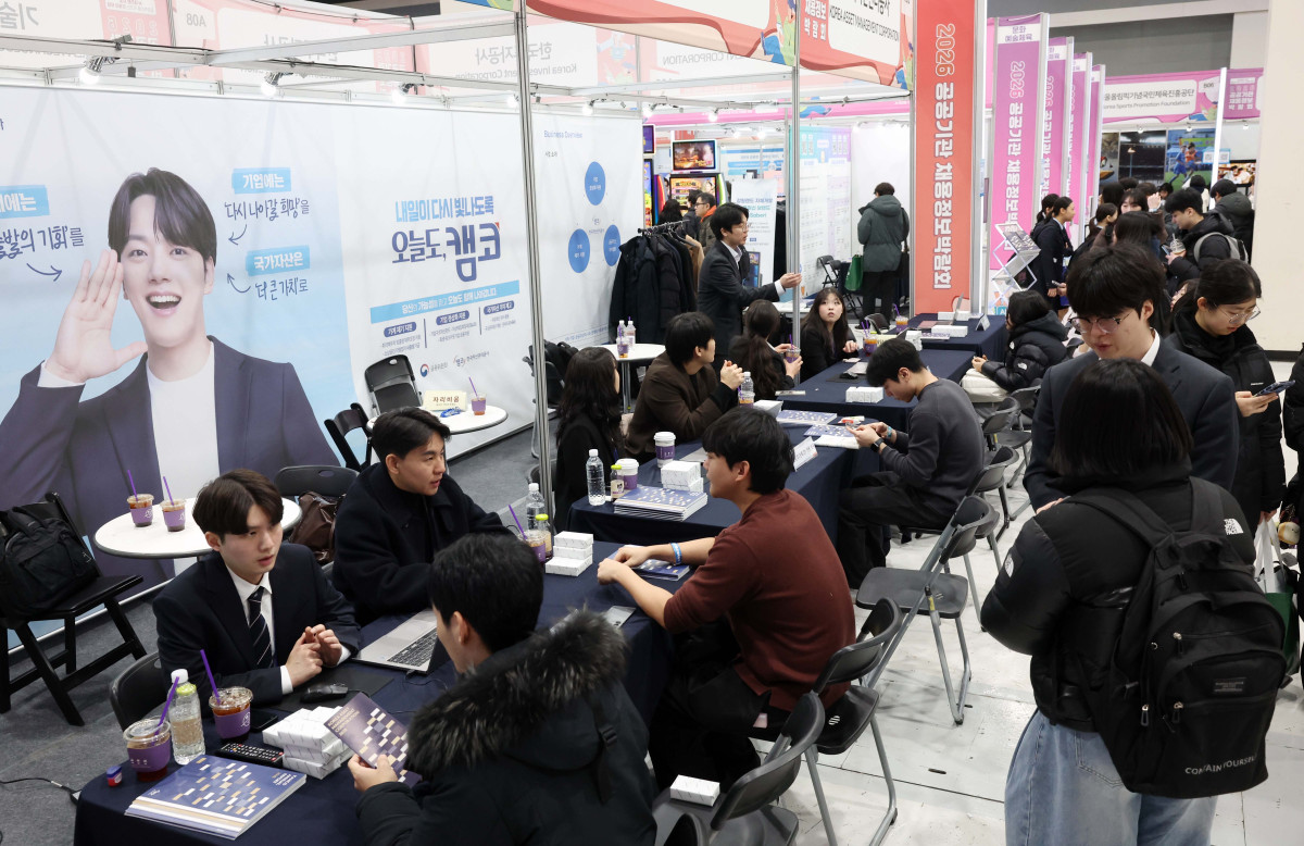 ▲27일 서울 서초구 aT센터에서 열린 '2026 공공기관 채용정보 박람회'를 찾은 구직자들이 채용상담을 받고 있다. 신태현 기자 holjjak@