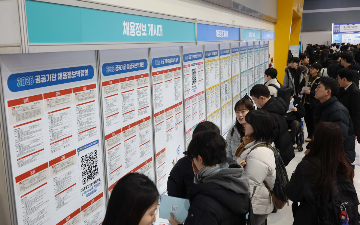 ▲27일 서울 서초구 aT센터에서 열린 '2026 공공기관 채용정보 박람회'를 찾은 구직자들이 채용정보게시대를 살펴보고 있다. 신태현 기자 holjjak@