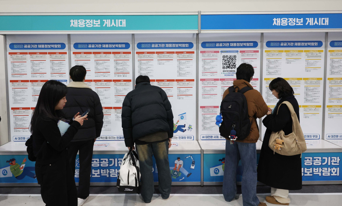 ▲27일 서울 서초구 aT센터에서 열린 '2026 공공기관 채용정보 박람회'를 찾은 구직자들이 채용정보게시대를 살펴보고 있다. 신태현 기자 holjjak@