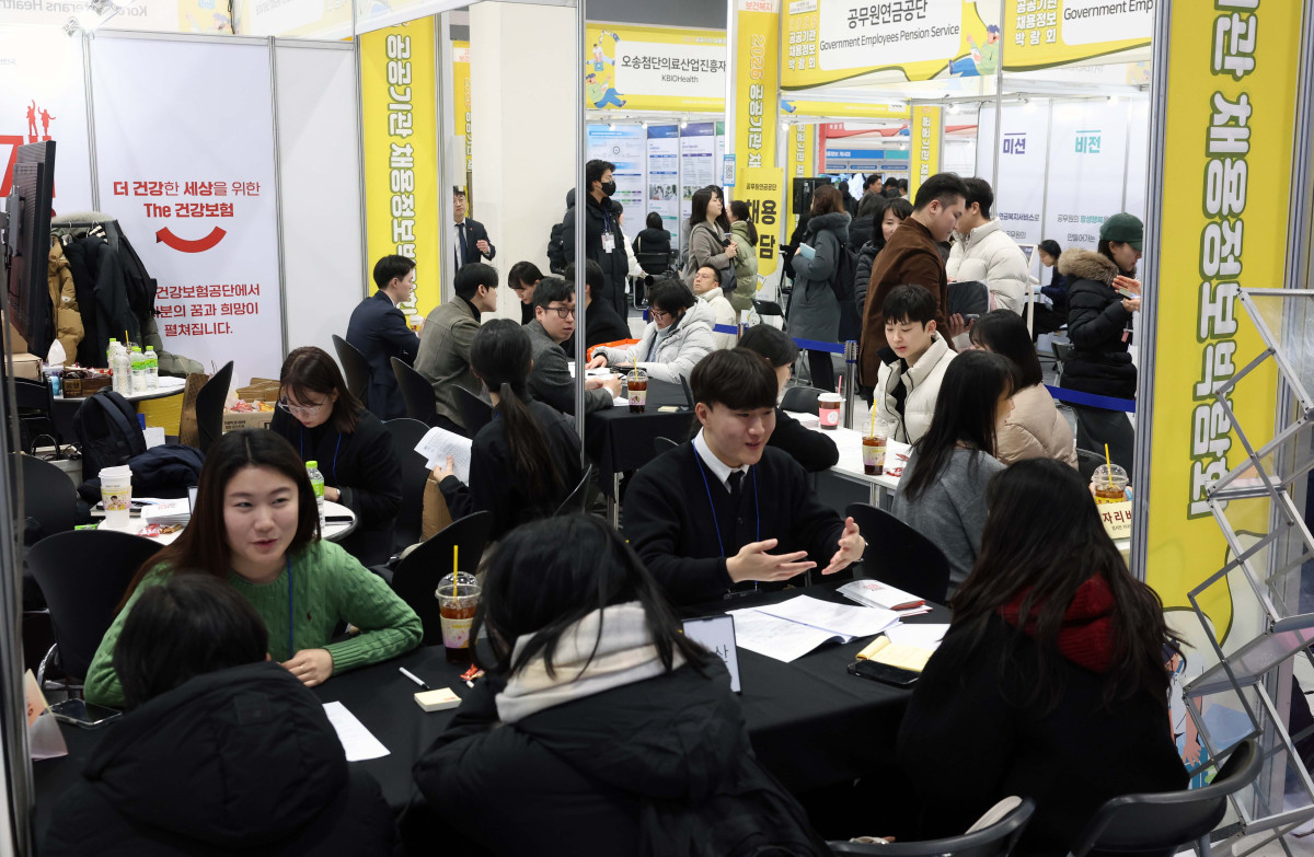 ▲27일 서울 서초구 aT센터에서 열린 '2026 공공기관 채용정보 박람회'를 찾은 구직자들이 채용상담을 받고 있다. 신태현 기자 holjjak@