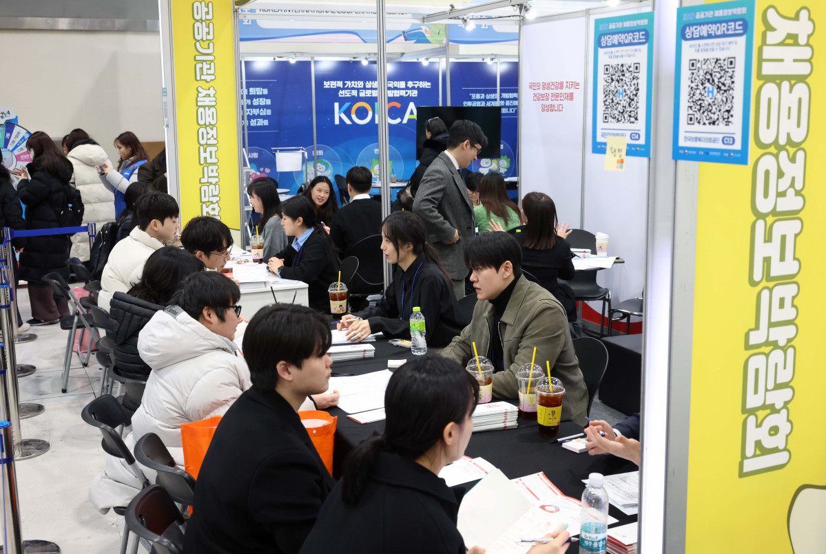 ▲27일 서울 서초구 aT센터에서 열린 '2026 공공기관 채용정보 박람회'를 찾은 구직자들이 채용상담을 받고 있다. 신태현 기자 holjjak@