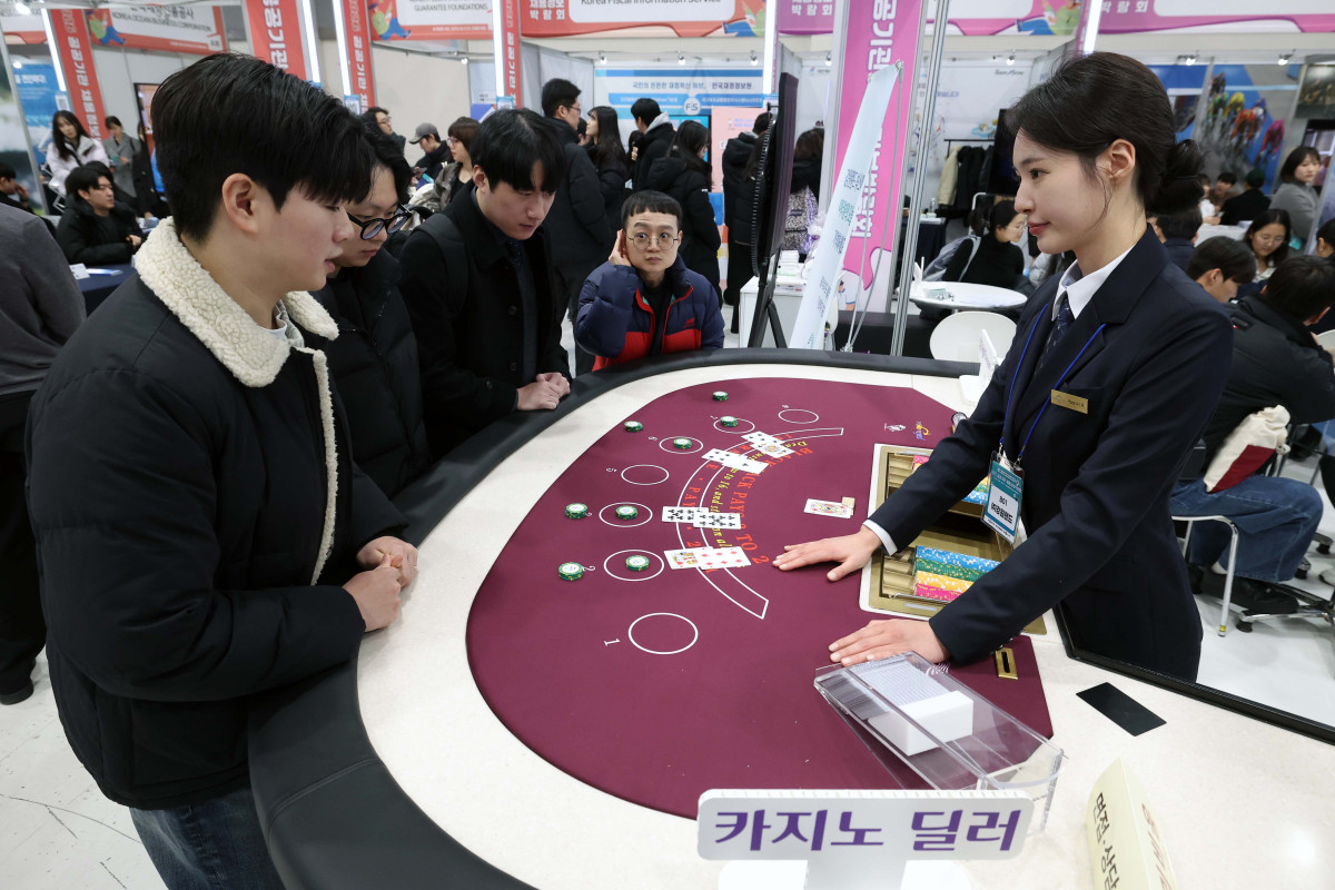 ▲27일 서울 서초구 aT센터에서 열린 '2026 공공기관 채용정보 박람회'를 찾은 구직자들이 카지노 딜러 체험을 하고있다. 신태현 기자 holjjak@