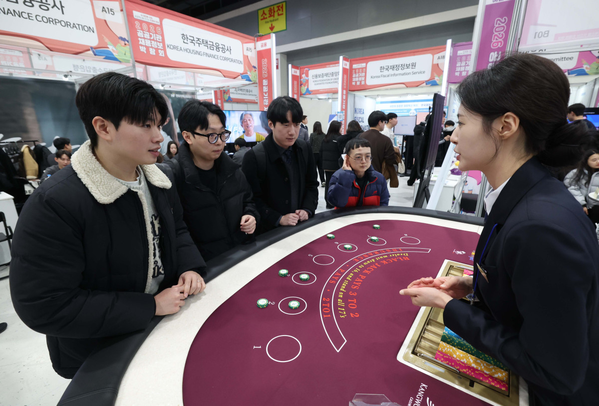 ▲27일 서울 서초구 aT센터에서 열린 '2026 공공기관 채용정보 박람회'를 찾은 구직자들이 카지노 딜러 체험을 하고있다. 신태현 기자 holjjak@