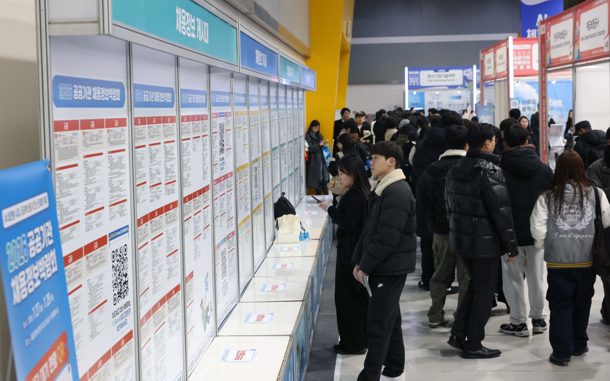 ▲27일 서울 서초구 aT센터에서 열린 '2026 공공기관 채용정보 박람회'를 찾은 구직자들이 채용정보게시대를 살펴보고 있다. 신태현 기자 holjjak@