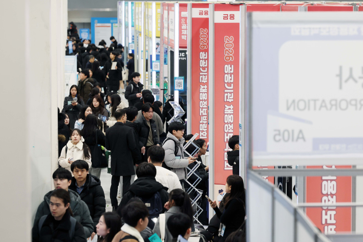 ▲27일 서울 서초구 aT센터에서 열린 '2026 공공기관 채용정보 박람회' 행사장이 구직자들로 붐비고 있다. 신태현 기자 holjjak@