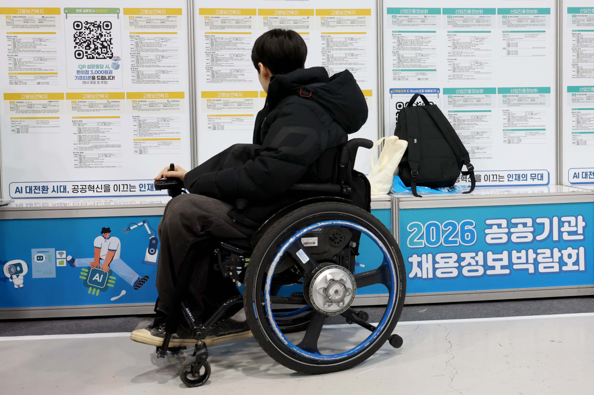 ▲27일 서울 서초구 aT센터에서 열린 '2026 공공기관 채용정보 박람회'를 찾은 구직자들이 채용정보게시대를 살펴보고 있다. 신태현 기자 holjjak@